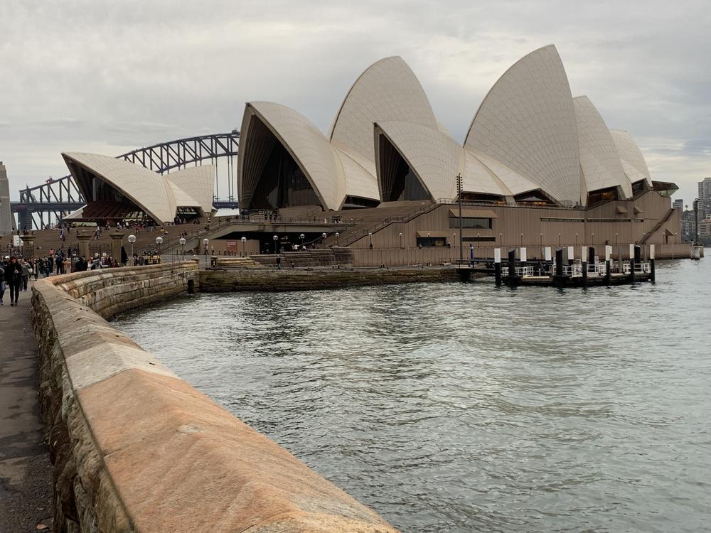 Sydney (I) - Ugly welcoming by a beautiful city