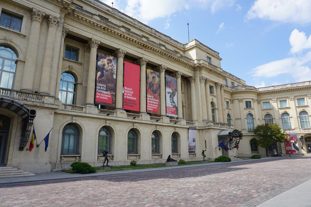 București - Visiting a GIGANTIC Palace