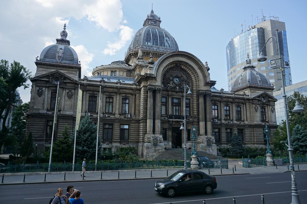 București - Visiting a GIGANTIC Palace