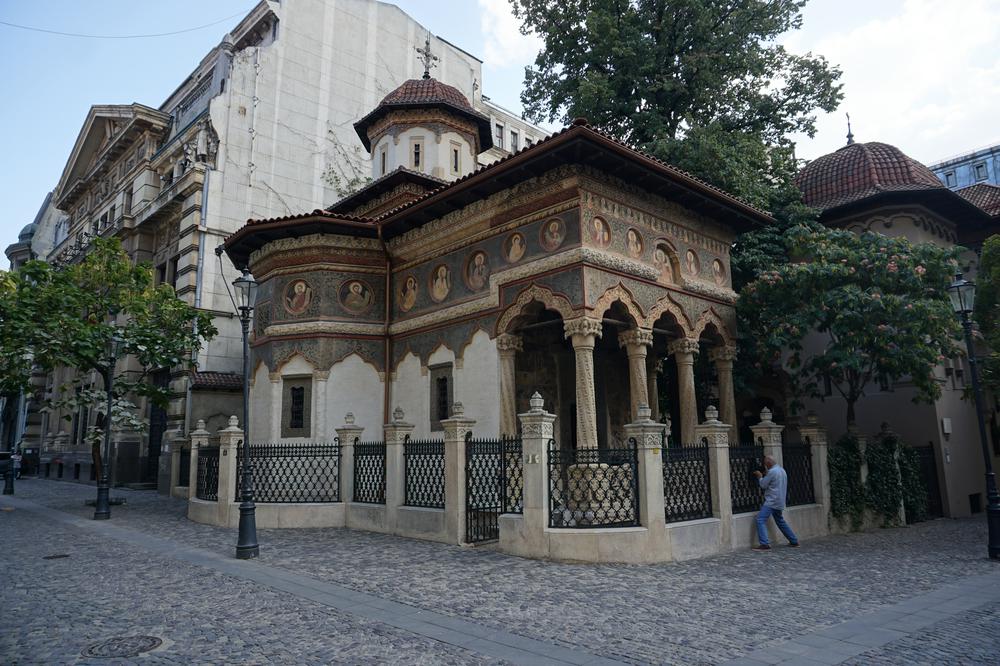 București - Visiting a GIGANTIC Palace