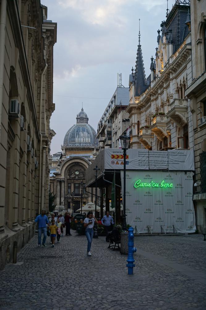 București - Visiting a GIGANTIC Palace