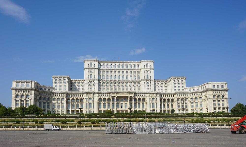 București - Visiting a GIGANTIC Palace