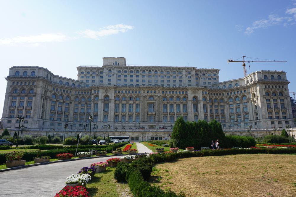 București - Visiting a GIGANTIC Palace