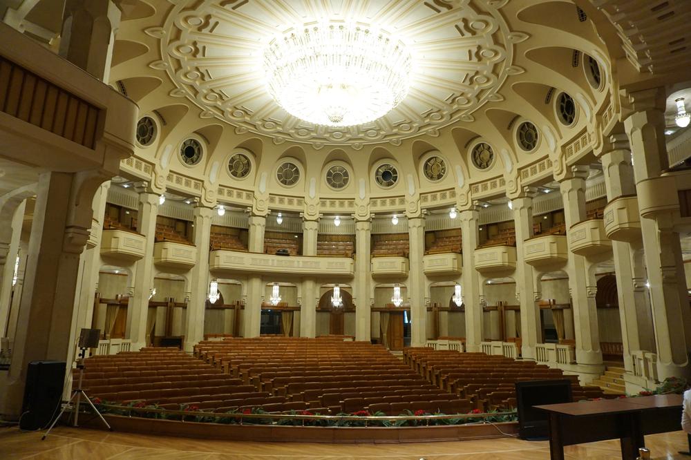 București - Visiting a GIGANTIC Palace