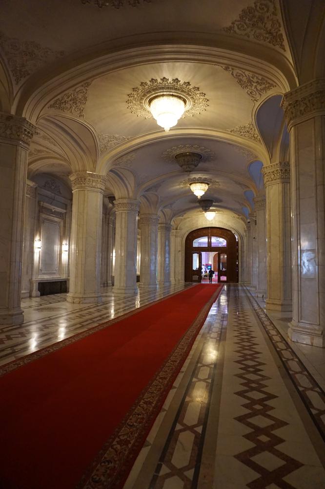 București - Visiting a GIGANTIC Palace