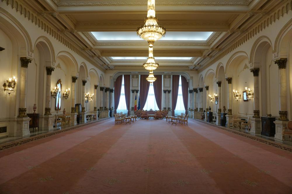 București - Visiting a GIGANTIC Palace