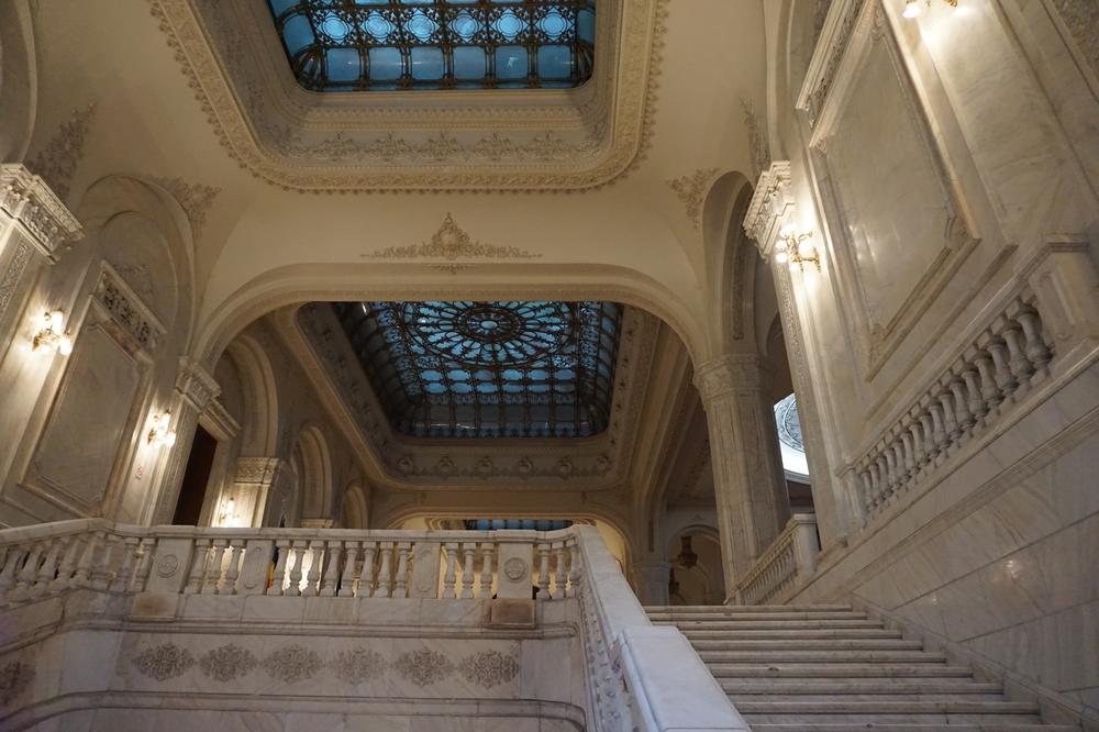 București - Visiting a GIGANTIC Palace