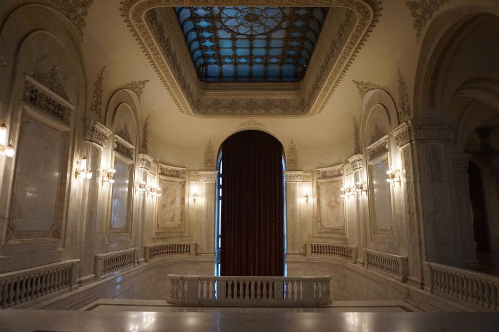 București - Visiting a GIGANTIC Palace