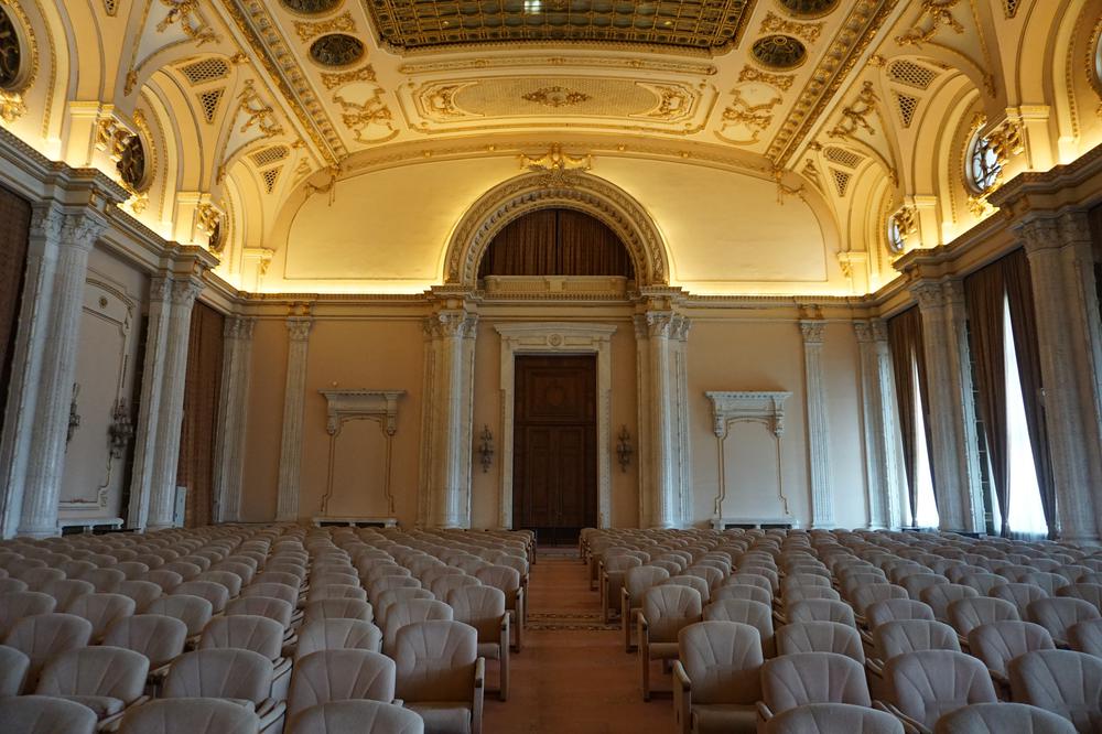 București - Visiting a GIGANTIC Palace