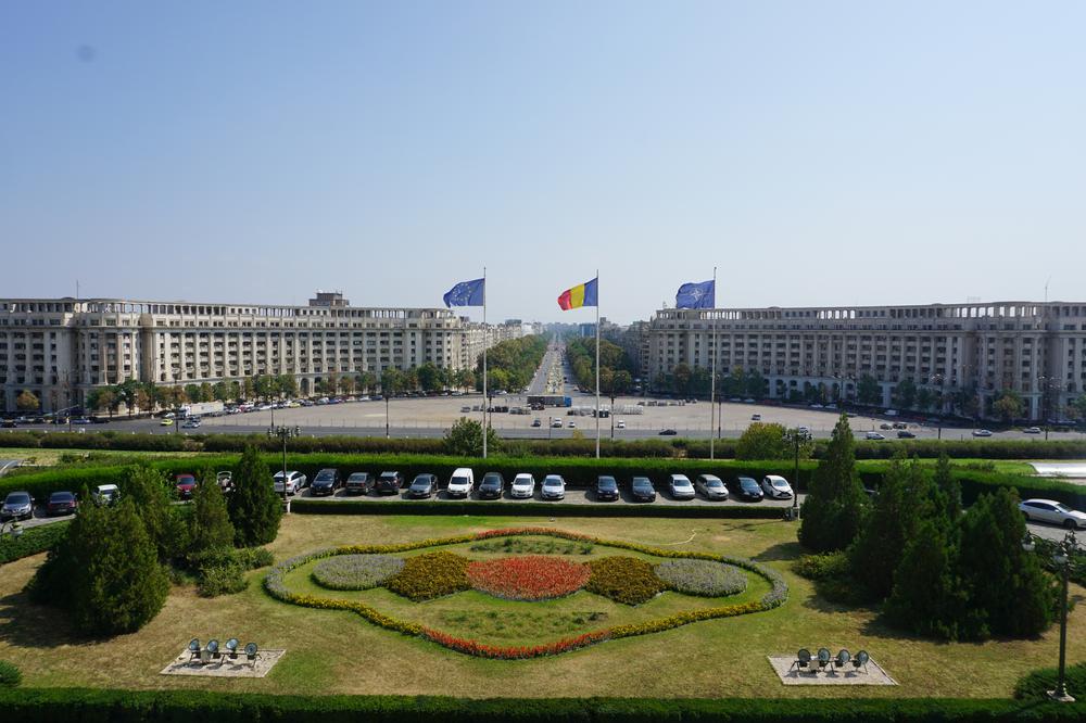 București - Visiting a GIGANTIC Palace