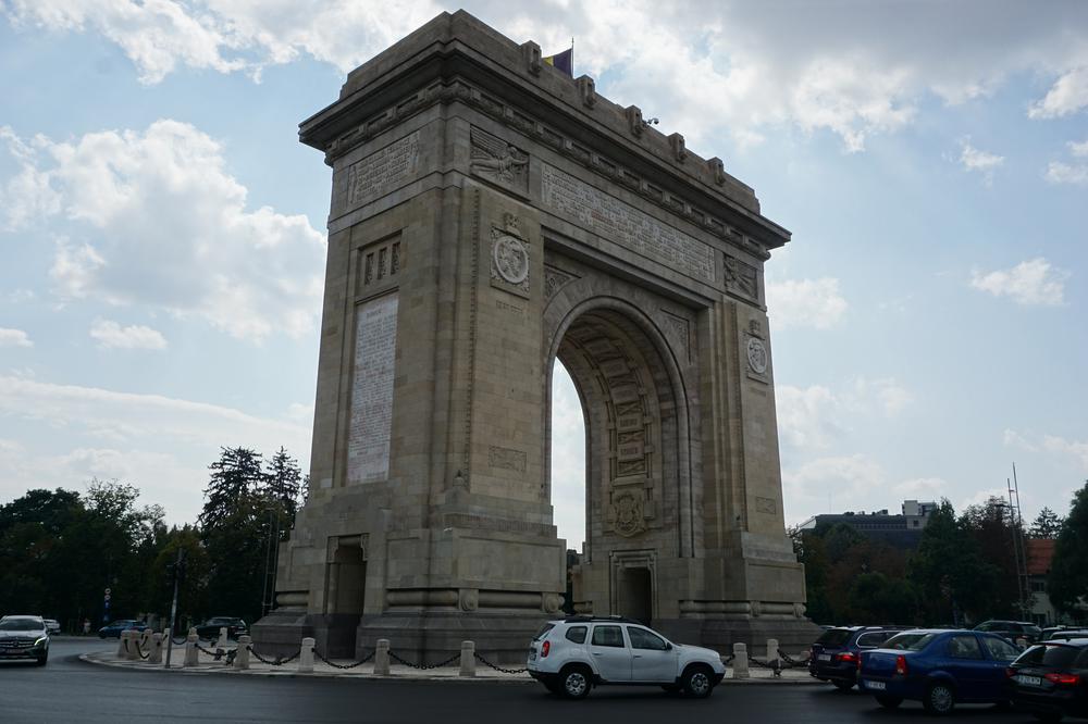 București - Visiting a GIGANTIC Palace