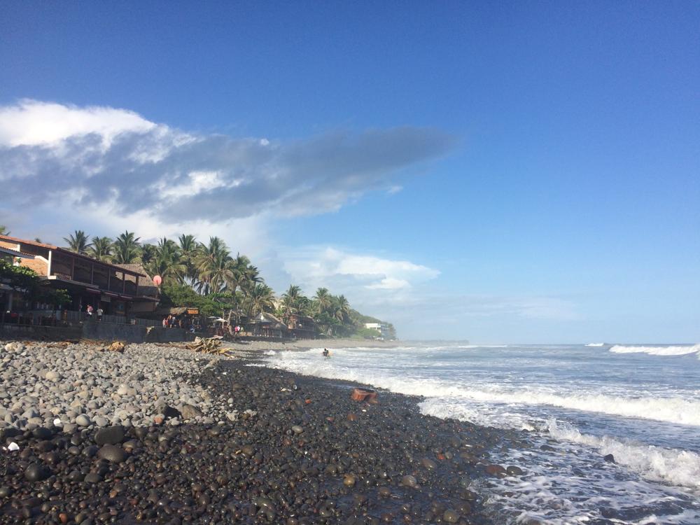 El Tunco - Black beach, surfers & a great time