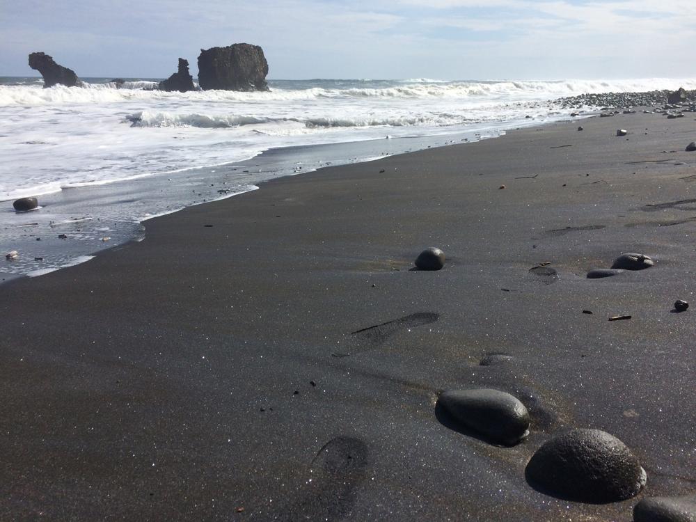 El Tunco - Black beach, surfers & a great time