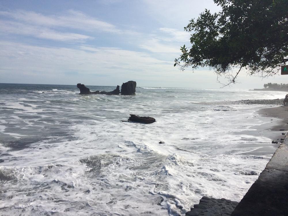 El Tunco - Black beach, surfers & a great time