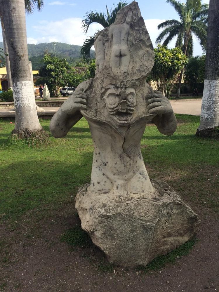 Copán - colourful birds and old ruins