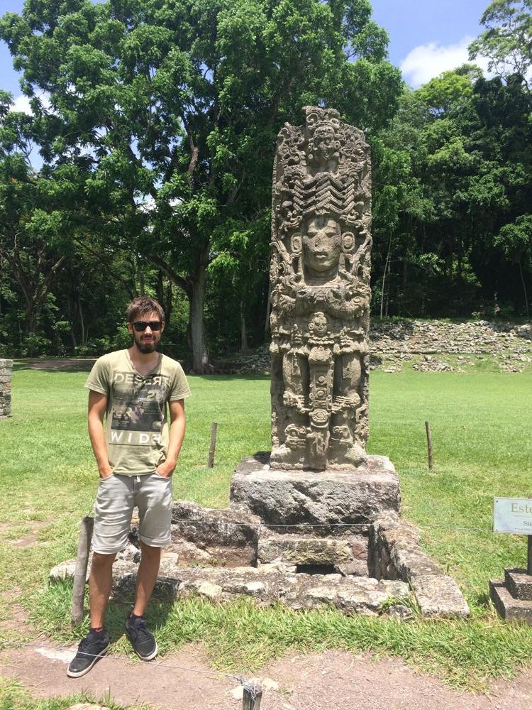 Copán - colourful birds and old ruins