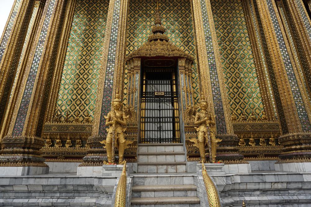 Bangkok (II) - Buddhist temples & Adult entertainment