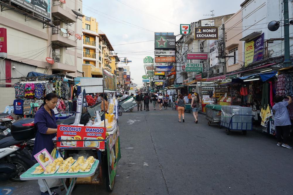 Bangkok (II) - Buddhist temples & Adult entertainment