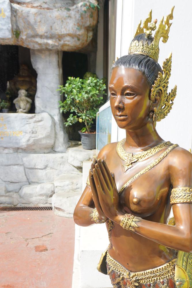 Bangkok (II) - Buddhist temples & Adult entertainment